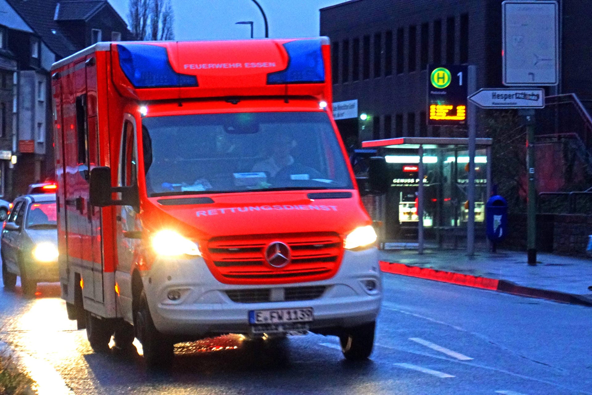 Ein Rettungswagen der Feuerwehr Essen (Symbolbild): Gegen 18.15 Uhr kam es zu dem Unfall.