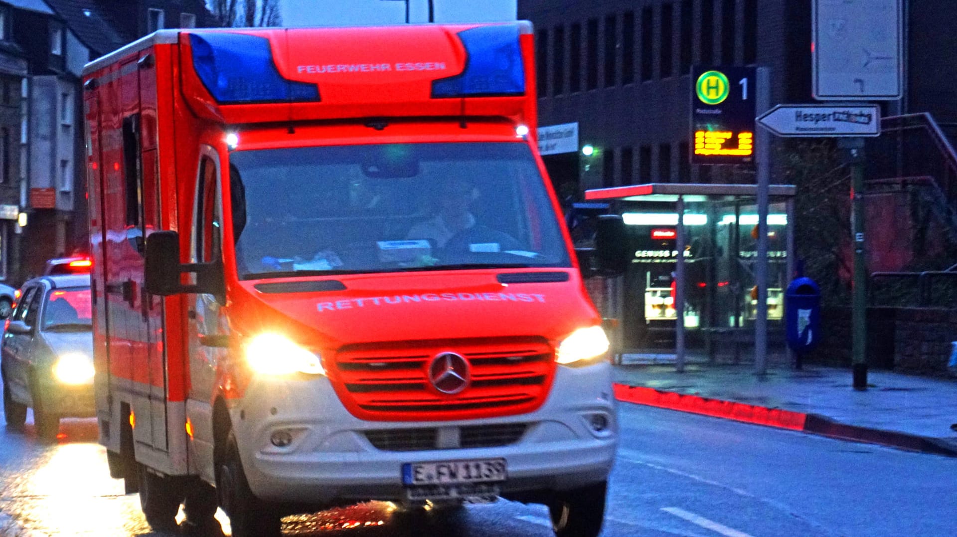 Ein Rettungswagen der Feuerwehr Essen (Symbolbild): Gegen 18.15 Uhr kam es zu dem Unfall.