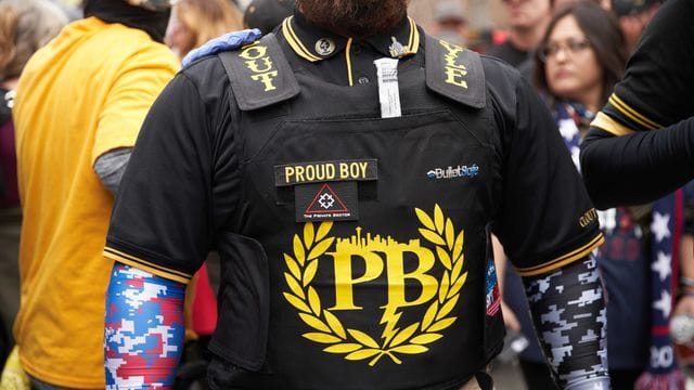Ein Anhänger der "Proud Boys" Mitte Dezember bei einer Demo für den damaligen US-Präsidenten Trump. Ein Anhänger der "Proud Boys" Mitte Dezember bei einer Demo für den damaligen US-Präsidenten Trump.