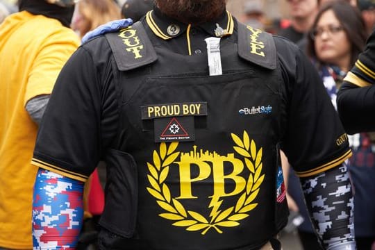 Ein Anhänger der "Proud Boys" Mitte Dezember bei einer Demo für den damaligen US-Präsidenten Trump.