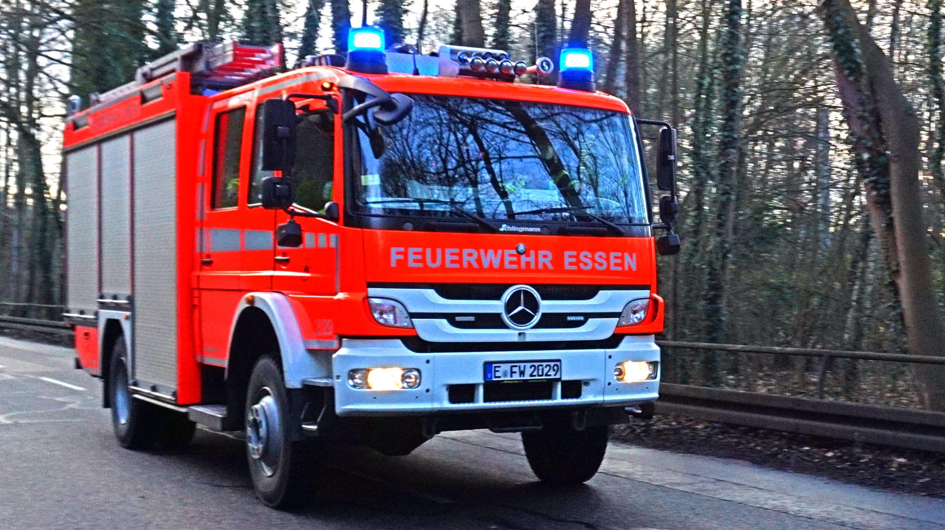 Ein Wagen der Feuerwehr Essen ist auf dem Weg zu einem Einsatz (Symbolbild): In Essen ist eine Familie durch das beherzte Eingreifen ihrer Nachbarn vor einem Brand in ihrer Wohnung gerettet worden. Ein Wagen der Feuerwehr Essen ist auf dem Weg zu einem Einsatz (Symbolbild): In Essen ist eine Familie durch das beherzte Eingreifen ihrer Nachbarn vor einem Brand in ihrer Wohnung gerettet worden.