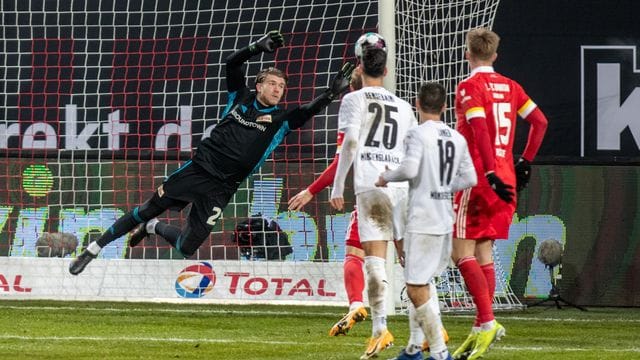 Will durch Leistung überzeugen: Berlins Torwart Loris Karius (l) in Aktion. Will durch Leistung überzeugen: Berlins Torwart Loris Karius (l) in Aktion.