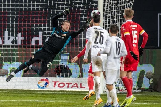 Will durch Leistung überzeugen: Berlins Torwart Loris Karius (l) in Aktion.