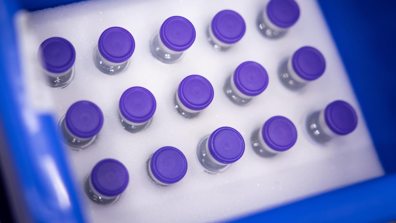 Kleine Fläschchen, die den Impfstoff gegen das Corona-Virus SARS-CoV-2 von BioNTech/Pfizer enthalten.