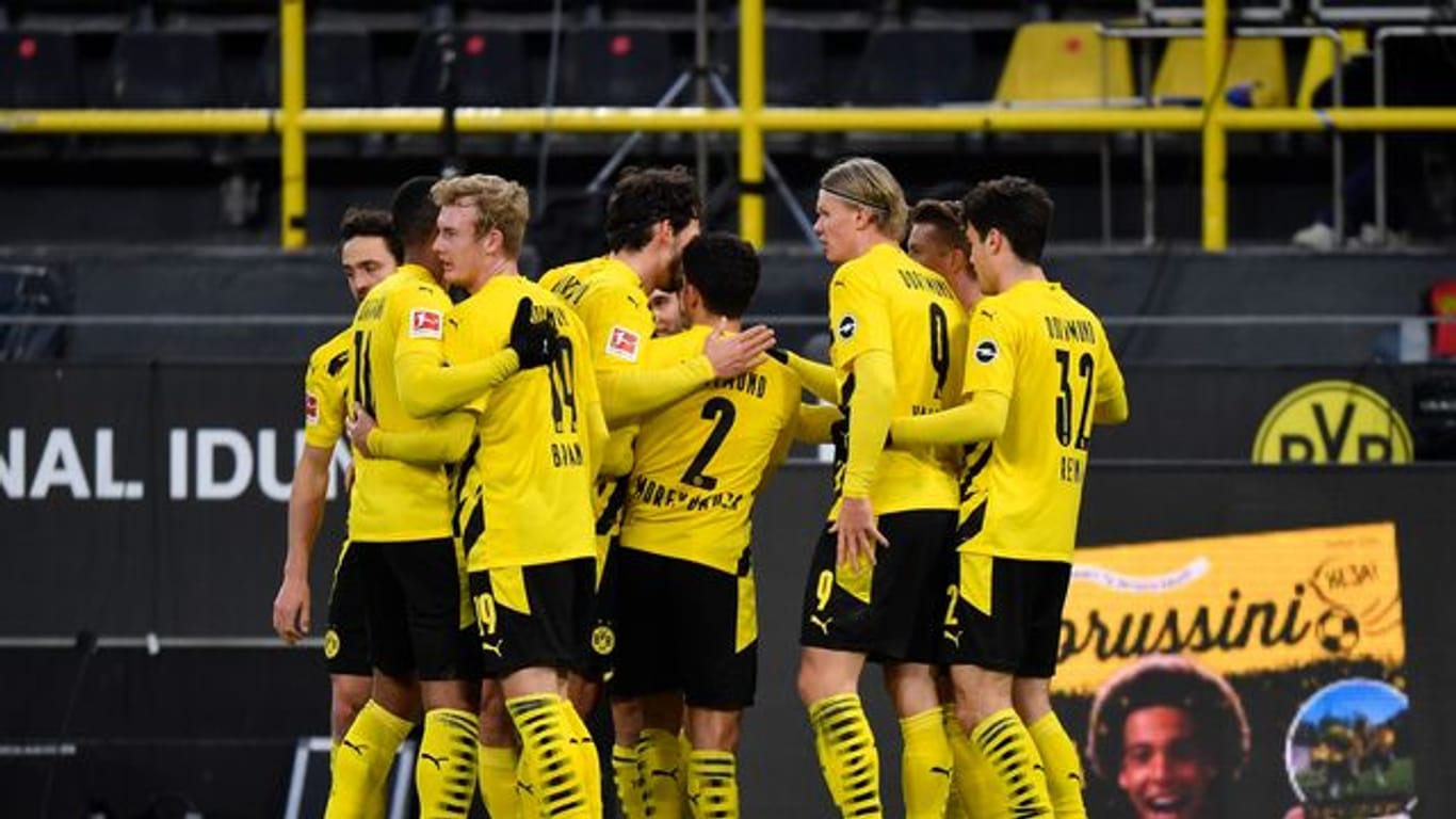 Die Spieler von Borussia Dortmund feiern das Tor zum 2:1 gegen den FC Augsburg.