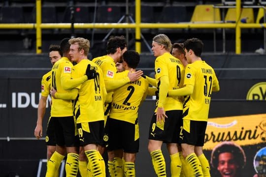 Die Spieler von Borussia Dortmund feiern das Tor zum 2:1 gegen den FC Augsburg.