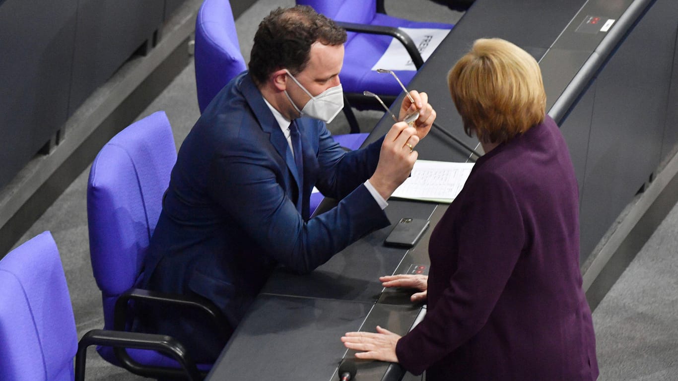 Erstmal den Durchblick bekommen: Kanzlerin Angela Merkel und Gesundheitsminister Jens Spahn im Bundestag
