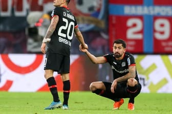 Wieder verloren: Leverkusens Charles Aránguiz (l) und Kerem Demirbay musste die Punkte in Leipzig lassen.
