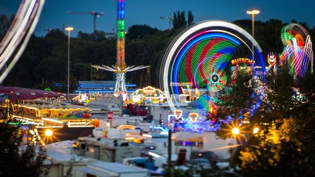 Karussells drehen sich auf dem Volksfest Dippemess in Frankfurt (Archivbild): Wegen Corona fällt die Frühjahrsausgabe aus.