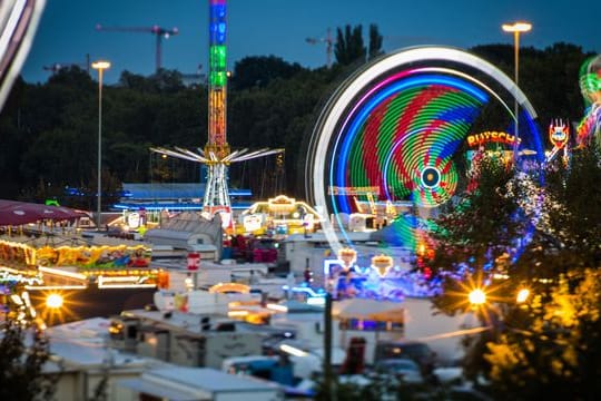 Karussells drehen sich auf dem Volksfest Dippemess in Frankfurt (Archivbild): Wegen Corona fällt die Frühjahrsausgabe aus.