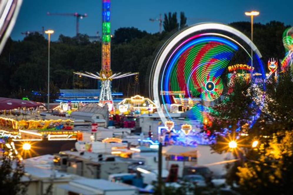 Karussells drehen sich auf dem Volksfest Dippemess in Frankfurt (Archivbild): Wegen Corona fällt die Frühjahrsausgabe aus.