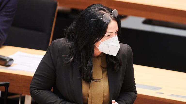 Berlins Gesundheitssenatorin Dilek Kalayci: Ihre Verwaltung kaufte Masken für mehr als 47 Millionen Euro. Über Stückpreise will sie lieber nicht reden.