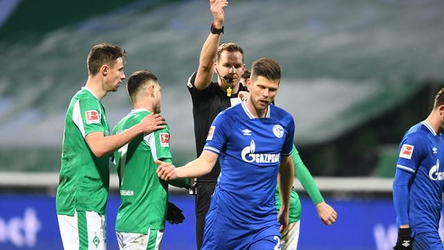 Schiedsrichter Sören Starke zeigt dem Schalker Klaas-Jan Huntelaar nach einem Foul die Gelbe Karte. Schiedsrichter Sören Starke zeigt dem Schalker Klaas-Jan Huntelaar nach einem Foul die Gelbe Karte.