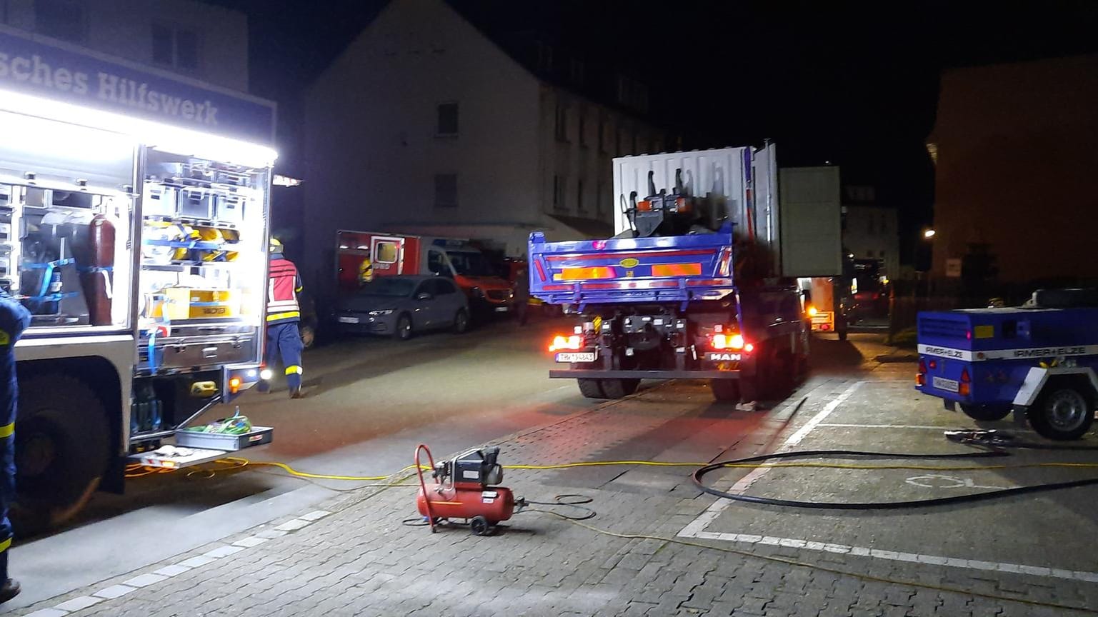 Die Einsatzkräfte der Feuerwehr wurden durch das THW mit schwerem technischen Gerät unterstützt. Die Einsatzkräfte der Feuerwehr wurden durch das THW mit schwerem technischen Gerät unterstützt.