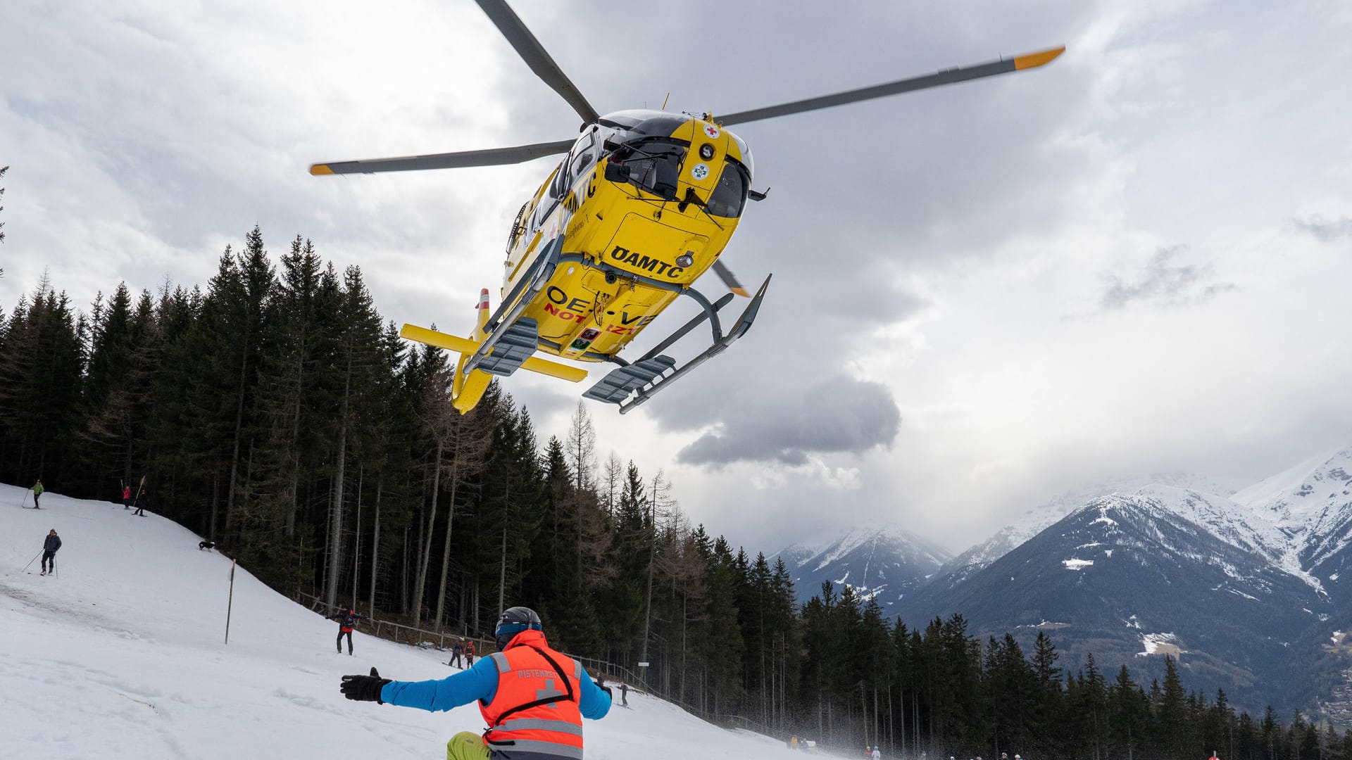 Ein Rettungshubschrauber in Tirol in Österreich (Symbolbild): Zwei Menschen sind von Lawinen verschüttet worden.