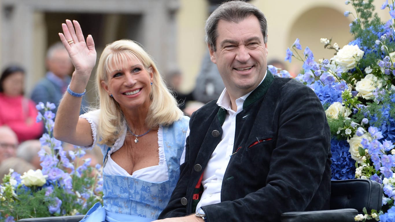 Hello again: Markus Söder mit seiner Frau beim Trachten- und Schützenzug anlässlich des Oktoberfests 2019