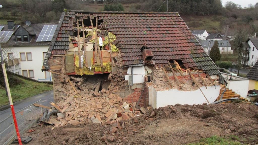 Ein Mann hat in Gerolstein sein eigenes Haus teilweise mit einem Bagger abgerissen: Nun wird gegen ihn ermittelt. Ein Mann hat in Gerolstein sein eigenes Haus teilweise mit einem Bagger abgerissen: Nun wird gegen ihn ermittelt.