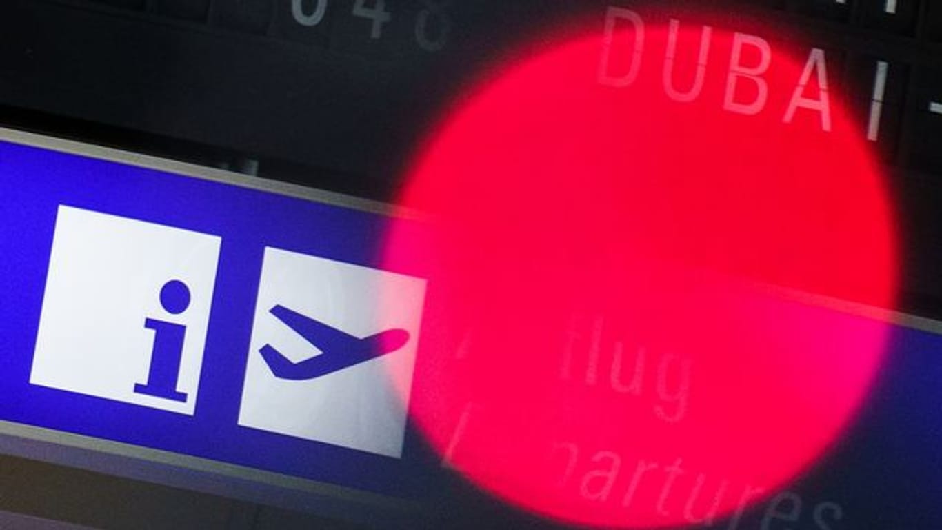 Über dem Abflugsymbol auf einer Anzeigentafel liegt ein roter Punkt (Symbolbild): Zum Schutz ver den Corona-Mutationen werden in Frankfurt am Flughafen vermehrt Kontrollen durchgeführt.