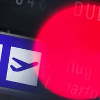 Über dem Abflugsymbol auf einer Anzeigentafel liegt ein roter Punkt (Symbolbild): Zum Schutz ver den Corona-Mutationen werden in Frankfurt am Flughafen vermehrt Kontrollen durchgeführt.