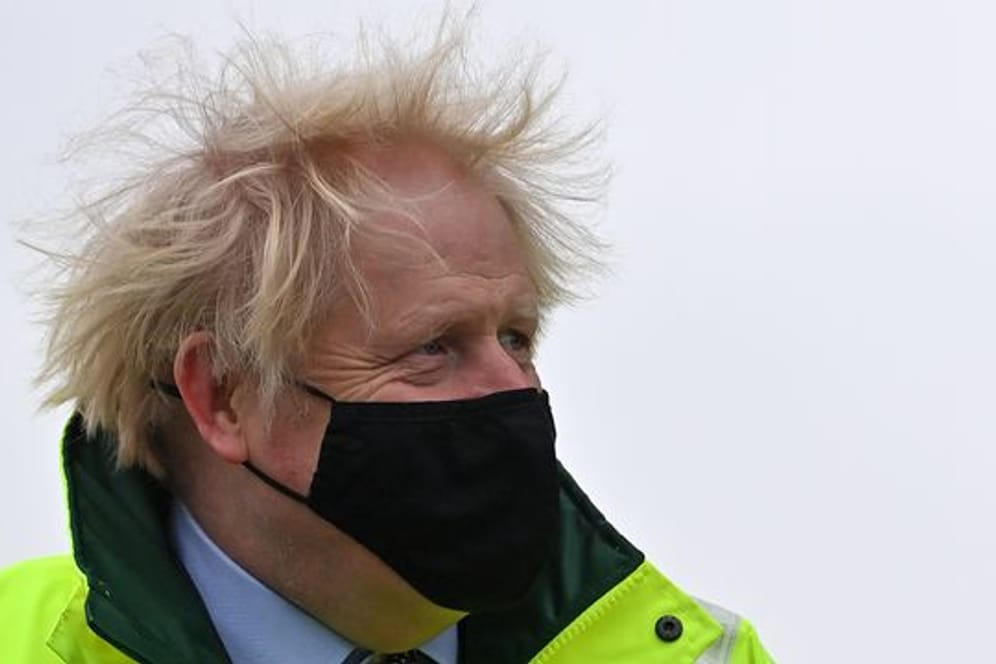 Premier Boris Johnson trotzt dem stürmischen Wetter.