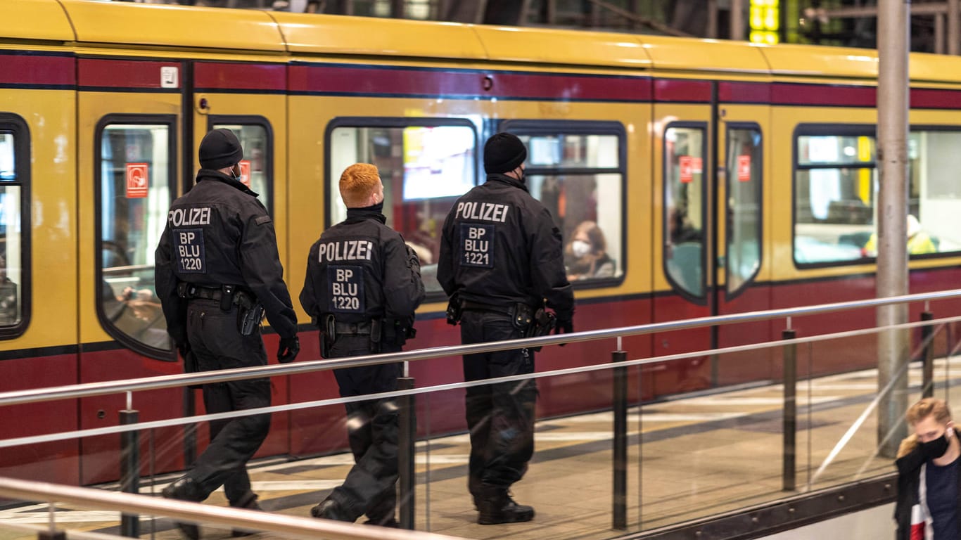 Polizisten am Bahnhof Alexanderplatz in Berlin (Archivbild): In der Hauptstadt sind im vergangenen Jahr über 10.000 Anzeigen wegen Verstößen gegen die Corona-Regeln geschrieben worden.