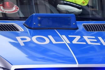 Ein Polizeiwagen (Symbolbild): Die Polizei löste eine illegale Party mit 200 Feiernden in Euskirchen auf.