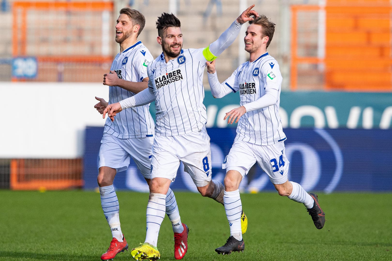 Karlsruher Jubel: Jerome Gondorf (M.) freut sich mit seinen Mitspielern über den Siegtreffer in Bochum.