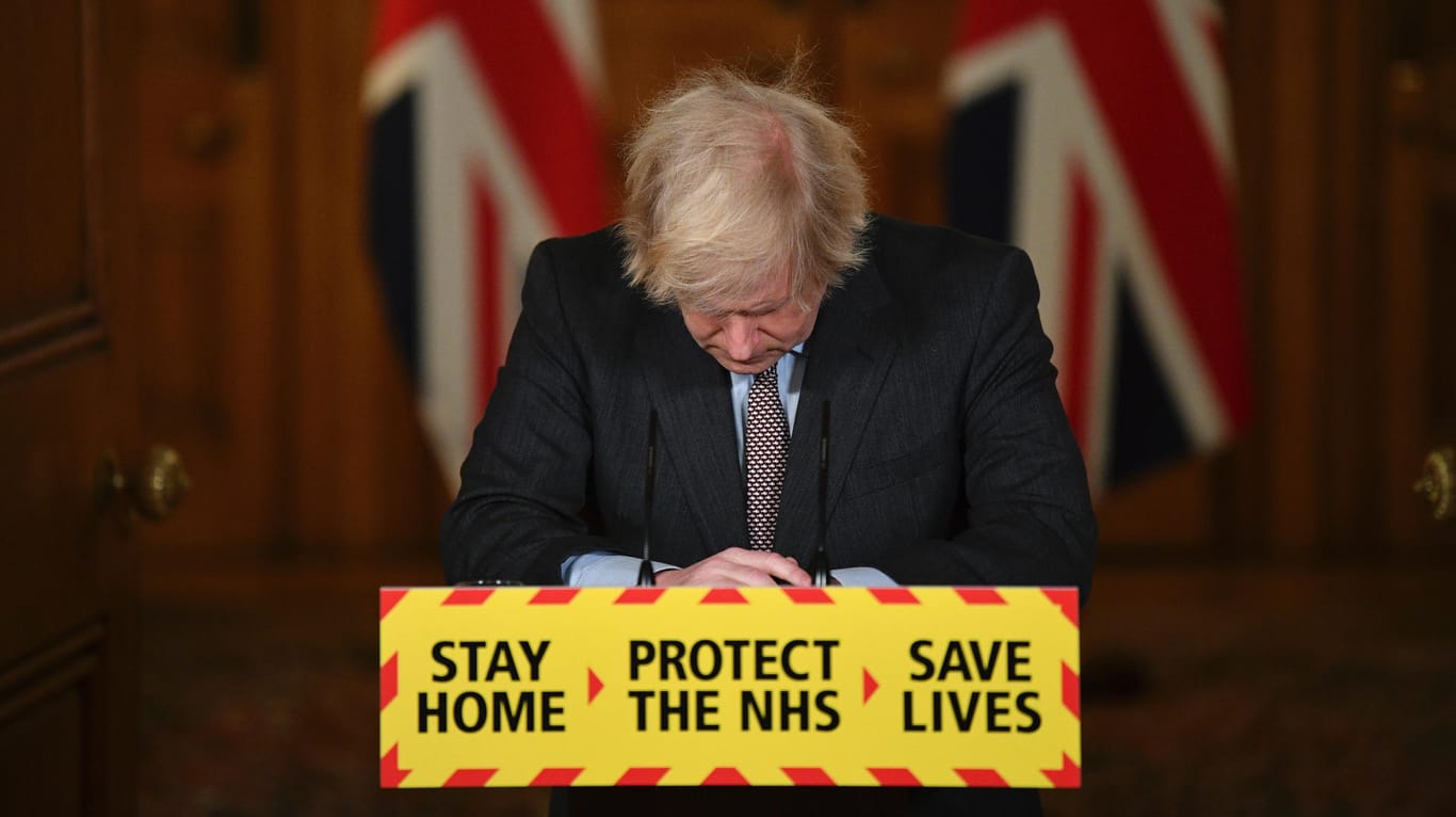 Boris Johnson mit hängendem Kopf: Noch vor wenigen Tagen zierte dieses Bild die Titelseiten der britischen Zeitungen (Archivbild).