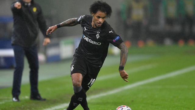 Mönchengladbachs Valentino Lazaro am Ball.