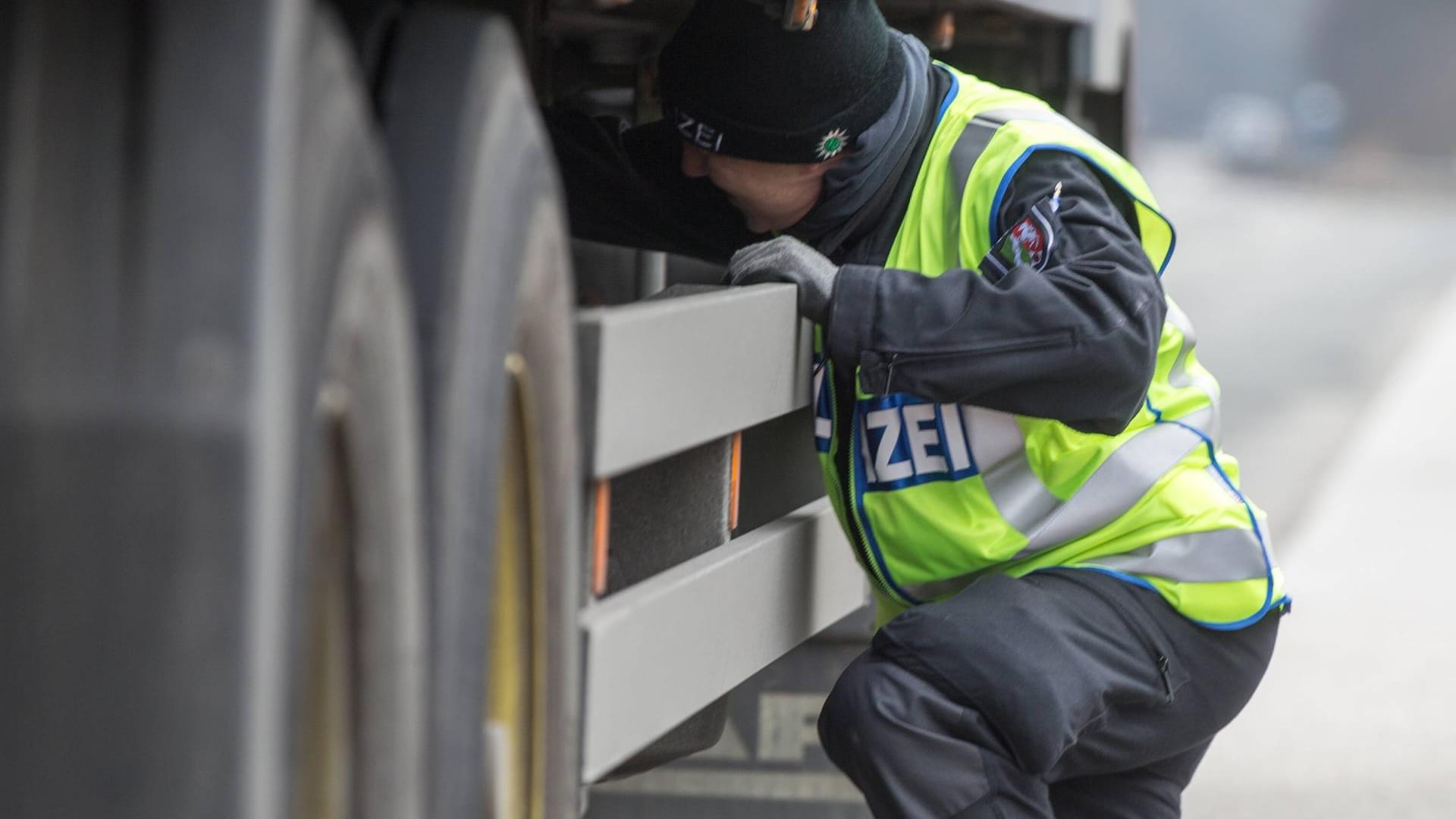 Polizeibeamter prüft bei einer Kontrolle einen LKW (Symbolbild): Ein betrunkener Fahrer hatte sich bei einer Kontrolle schwer verletzt. Polizeibeamter prüft bei einer Kontrolle einen LKW (Symbolbild): Ein betrunkener Fahrer hatte sich bei einer Kontrolle schwer verletzt.