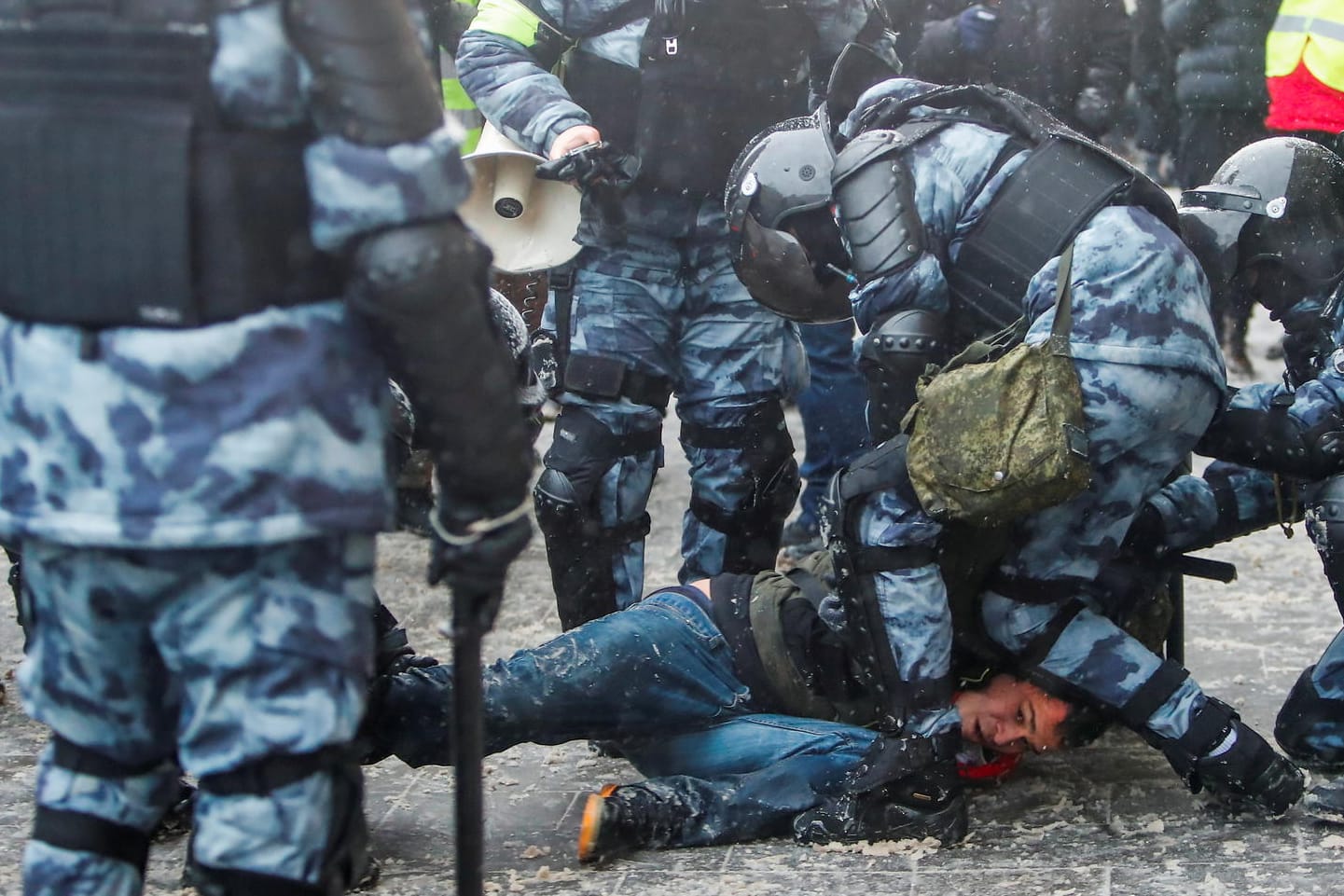 Einsatzkräfte nehmen einen Demonstranten fest: Bei Protesten in zahlreichen russischen Städten wurden mehr als 4.000 Menschen festgenommen.