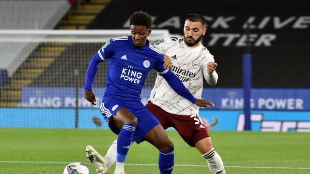 Leicesters Demarai Gray (l) im Zweikampf mit Sead Kolasinac im Trikot des FC Arsenal. Leicesters Demarai Gray (l) im Zweikampf mit Sead Kolasinac im Trikot des FC Arsenal.