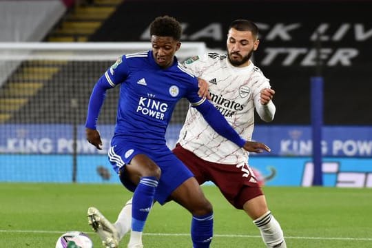 Leicesters Demarai Gray (l) im Zweikampf mit Sead Kolasinac im Trikot des FC Arsenal.