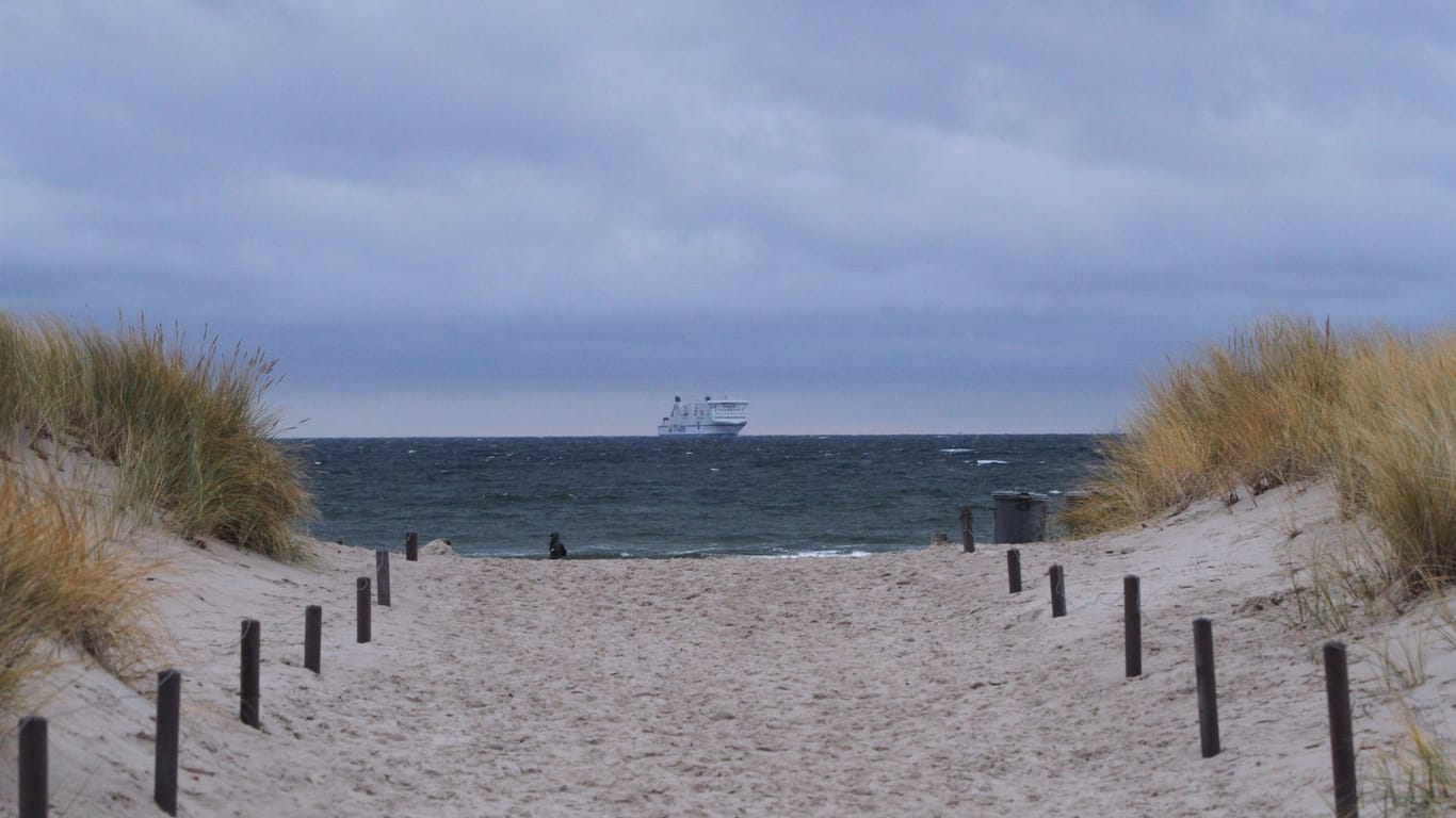 Der Strand von Warnemünde: Ein Mann ist nach dem Eisbaden gestorben.