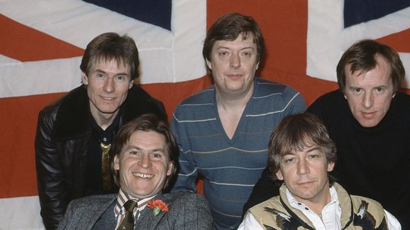 The Animals mit Hilton Valentine (l-r), Chas Chandler, John Steel (vordere Reihe), Alan Price und Eric Burdon 1983 in London.