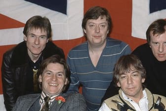The Animals mit Hilton Valentine (l-r), Chas Chandler, John Steel (vordere Reihe), Alan Price und Eric Burdon 1983 in London.