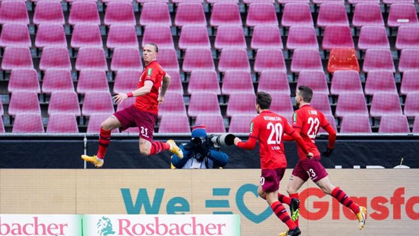 Kölns Doppeltorschütze Marius Wolf (l) freut sich über sein Tor zum 1:0.