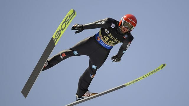 Weltmeister Eisenbichler flog bei dem stark vom Wind beeinflussten Wettbewerb 143 Meter weit. Weltmeister Eisenbichler flog bei dem stark vom Wind beeinflussten Wettbewerb 143 Meter weit.