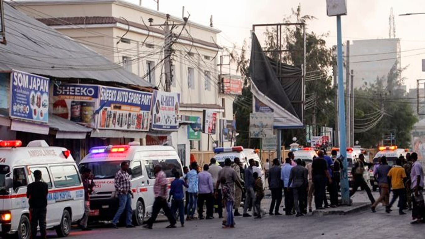 Krankenwagen, Sicherheitskräfte und Passanten versammeln sich auf der Straße vor dem Afrik Hotel.