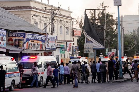 Krankenwagen, Sicherheitskräfte und Passanten versammeln sich auf der Straße vor dem Afrik Hotel.