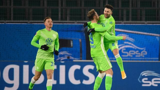 Wolfsburgs Wout Weghorst (M) jubelt mit den Mannschaftskameraden Renato Steffen (r) und Yannick Gerhardt nach seinem Tor zum 2:0. Wolfsburgs Wout Weghorst (M) jubelt mit den Mannschaftskameraden Renato Steffen (r) und Yannick Gerhardt nach seinem Tor zum 2:0.