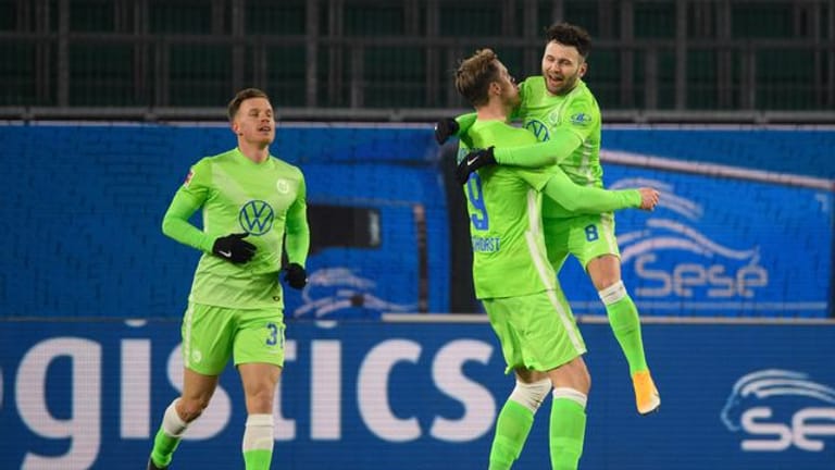 Wolfsburgs Wout Weghorst (M) jubelt mit den Mannschaftskameraden Renato Steffen (r) und Yannick Gerhardt nach seinem Tor zum 2:0.