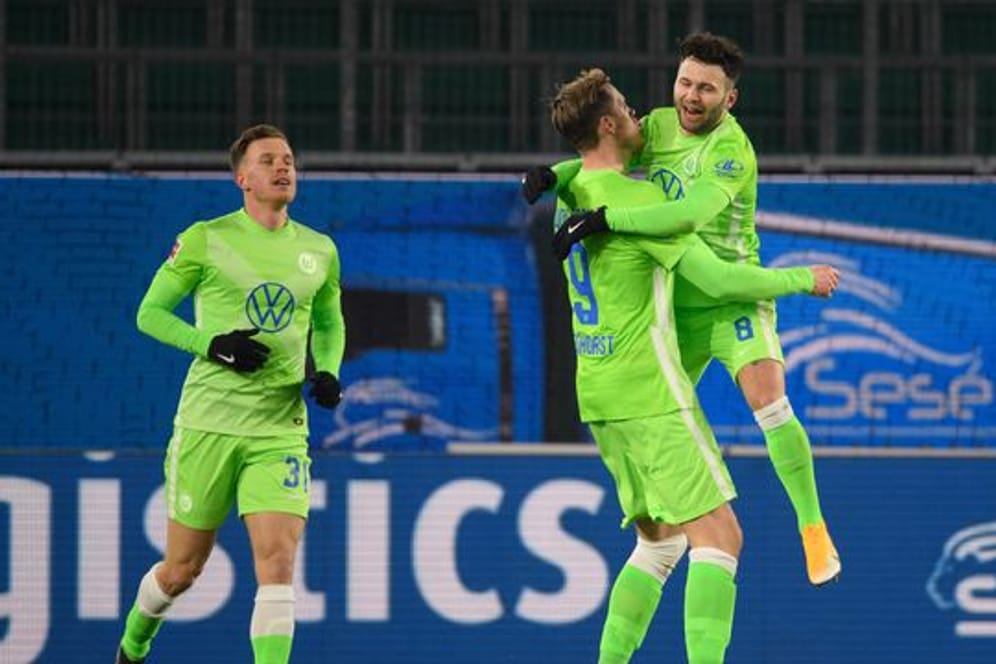 Wolfsburgs Wout Weghorst (M) jubelt mit den Mannschaftskameraden Renato Steffen (r) und Yannick Gerhardt nach seinem Tor zum 2:0.