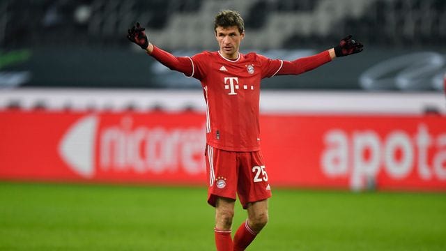 Bayerns Thomas Müller gestikuliert auf dem Platz.
