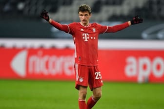 Bayerns Thomas Müller gestikuliert auf dem Platz.