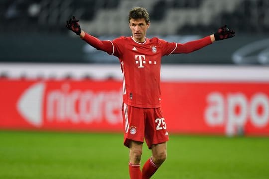Bayerns Thomas Müller gestikuliert auf dem Platz.