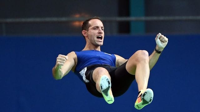 Renaud Lavillenie sprang beim Leichtathletik-Hallenmeeting im französischen Tourcoing 6,02 Meter.