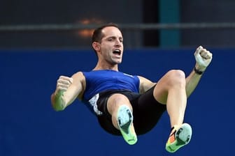 Renaud Lavillenie sprang beim Leichtathletik-Hallenmeeting im französischen Tourcoing 6,02 Meter.