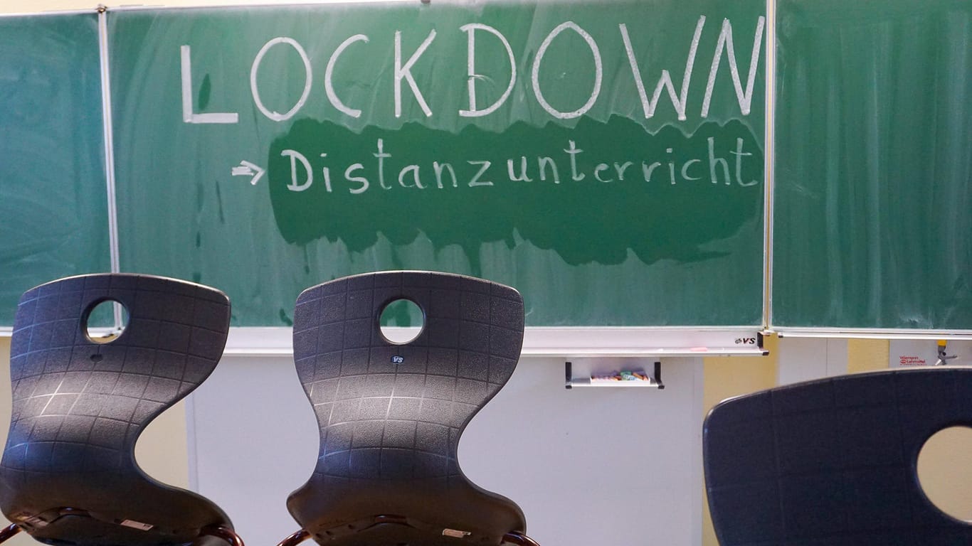 An eine Schultafel in einem Klassenzimmer wurde mit Kreide das Wort Lockdown, und Distanzunterricht geschrieben. In Niedersachsen wird schon wieder über Öffnungen gesprochen.