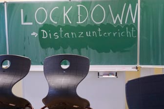 An eine Schultafel in einem Klassenzimmer wurde mit Kreide das Wort Lockdown, und Distanzunterricht geschrieben. In Niedersachsen wird schon wieder über Öffnungen gesprochen.